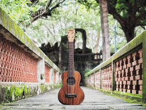 Uma Ukulele 26' Tenor Acacia koa Wood Uma-Baby-T + EQ (EQUALIZER)